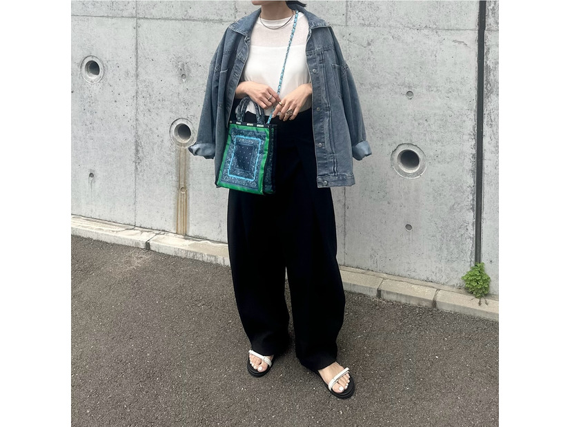バンダナ柄バッグがアクセント。デニムジャケットをさらりと羽織る、大人のこなれカジュアル術【40代の毎日コーデ】