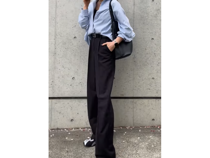 ブルーシャツ×ブラックワイドパンツが大人かっこいい。きれい見えとアクティブ感を両立する着こなし術【40代の毎日コーデ】