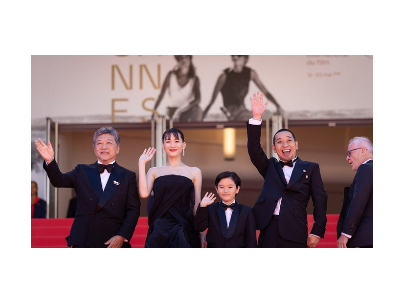 是枝裕和監督、綾瀬はるか、桒木里夢、大悟（千鳥）（C）Kazuko WAKAYAMA