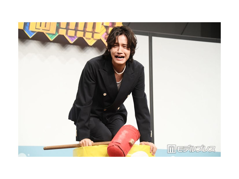 2連続でだるま落としに失敗して嘆く佐野晶哉（C）モデルプレス