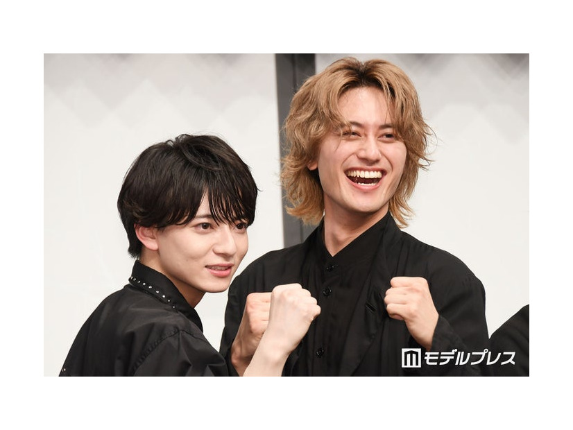 「最強漢小島健伝説」というクセのあるチャンネルでYouTuberを目指している小島健、そんな小島と友達になりたい西村拓哉（C）モデルプレス