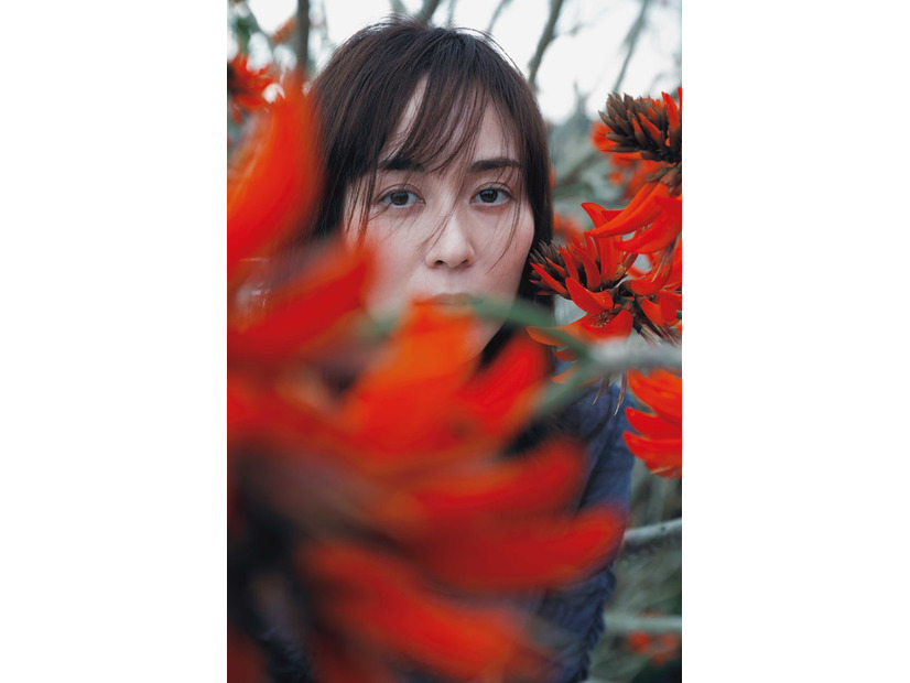 比嘉愛未／撮影：三宮幹史／『比嘉愛未エッセイ集 またね。』（6月10日発売／講談社）より