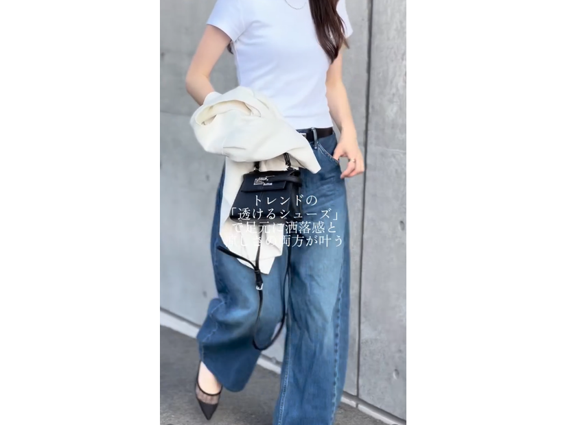 旬の【透けるシューズ】で、王道白Ｔ×デニムをアップデート。初夏に映えるクリーンな着こなし術【40代の毎日コーデ】