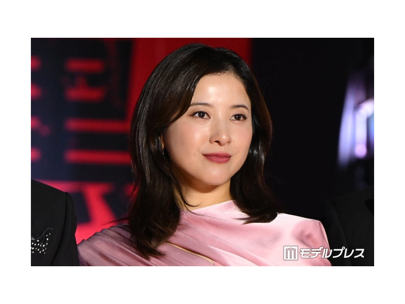 吉高由里子、淡いピンクのドレス姿で登場（C）モデルプレス