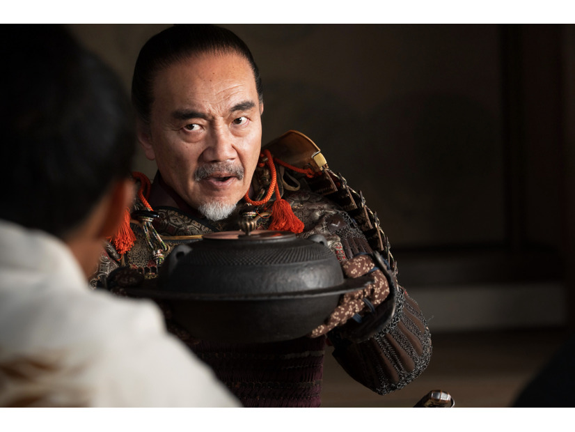 竹中直人が狂演！信長を二度も裏切った悪人・松永久秀と名器「平蜘蛛」をめぐる通説【NHK大河『豊臣兄弟！』20話】