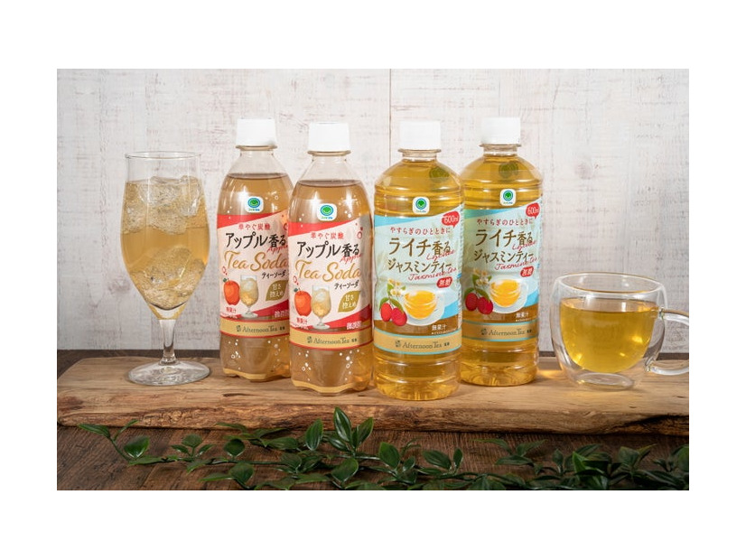 （左から）Afternoon Tea監修 ファミマル アップル香るティーソーダ、Afternoon Tea監修 ファミマル ライチ香るジャスミンティー／提供画像