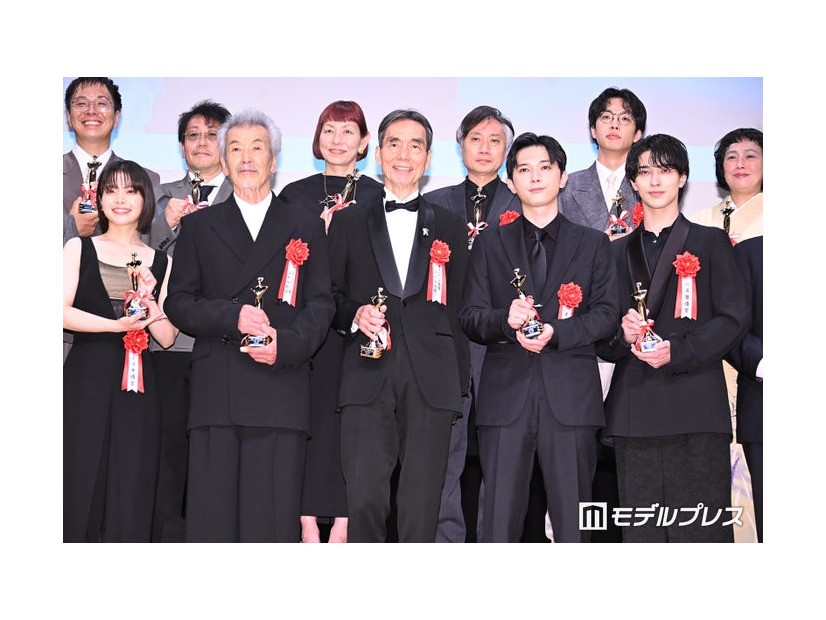 「第35回日本映画批評家大賞」受賞者／（前列左から）岸井ゆきの、田中泯、長塚京三、吉沢亮、横浜流星（C）モデルプレス