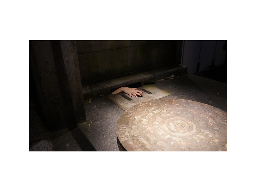 マンホールに棲むもの「ホラーにふれる展 －映画美術の世界－」