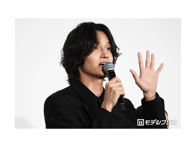 ナチュラルに女子会トークに混ざっていた佐野晶哉（C）モデルプレス