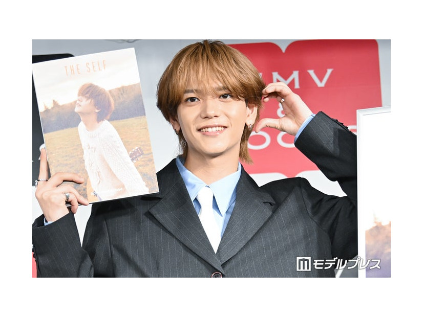 ハートポーズをリクエストされた中島颯太（C）モデルプレス
