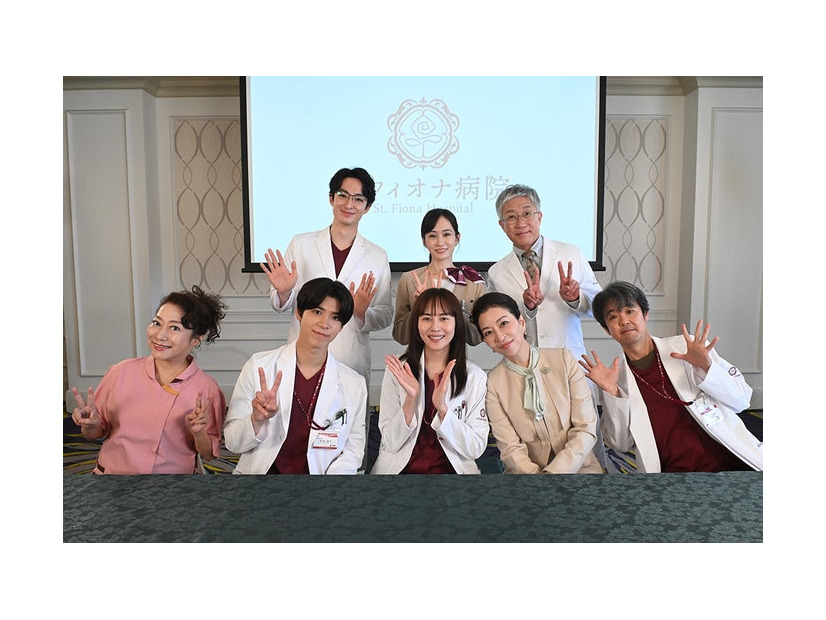 （前列左から）山村紅葉、松島聡、比嘉愛未、真矢ミキ、岡部たかし（後列左から）濱正悟、前田敦子、遠山俊也（C）日本テレビ