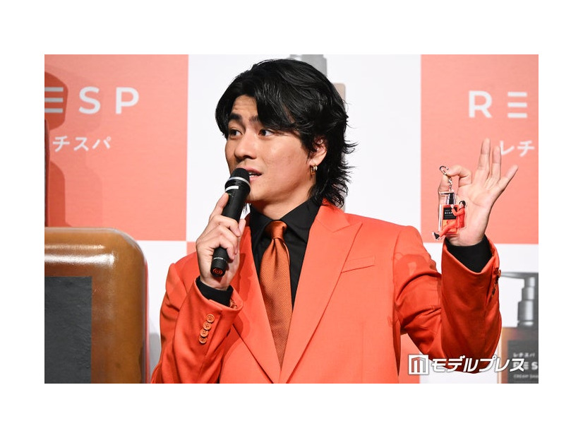 “レチスパ”カラーのオレンジスーツで登場した森本慎太郎「高岸さんではないですよ！」（C）モデルプレス