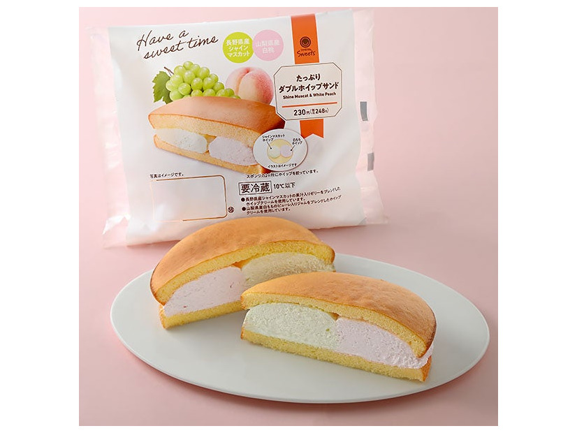 「たっぷりダブルホイップサンド（長野県産シャインマスカット&山梨県産白桃）」税込248円（提供画像）