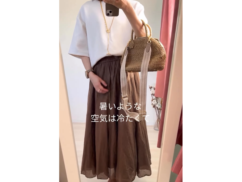 夏の「 白×ブラウン」コーデ。鉄板カラーを爽やかに仕上げる秘訣とは【40代の毎日コーデ】