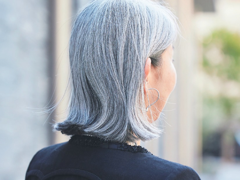 何歳になったら「グレイヘア」にしていいの？「老けて見える」と反対されていた女性。54歳で白髪染めをやめてみたら、思わぬ効果が⁉