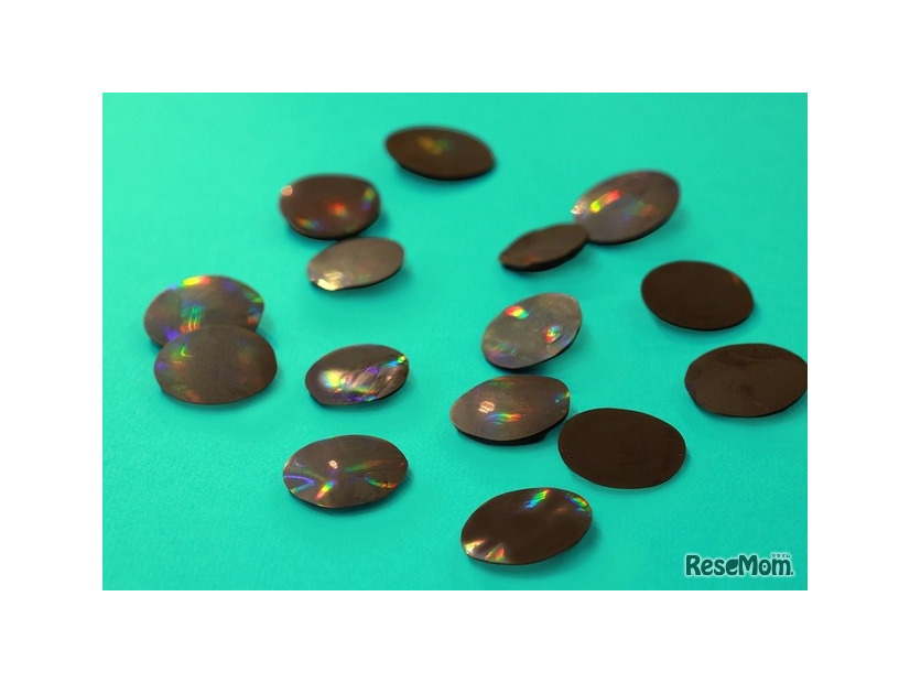 光の反射で虹色に輝くチョコレート