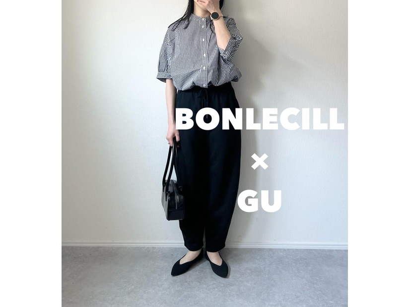 【GU】黒のバレルパンツにギンガムチェックを合わせて。モノトーンの大人カジュアルの着こなし【40代の毎日コーデ】