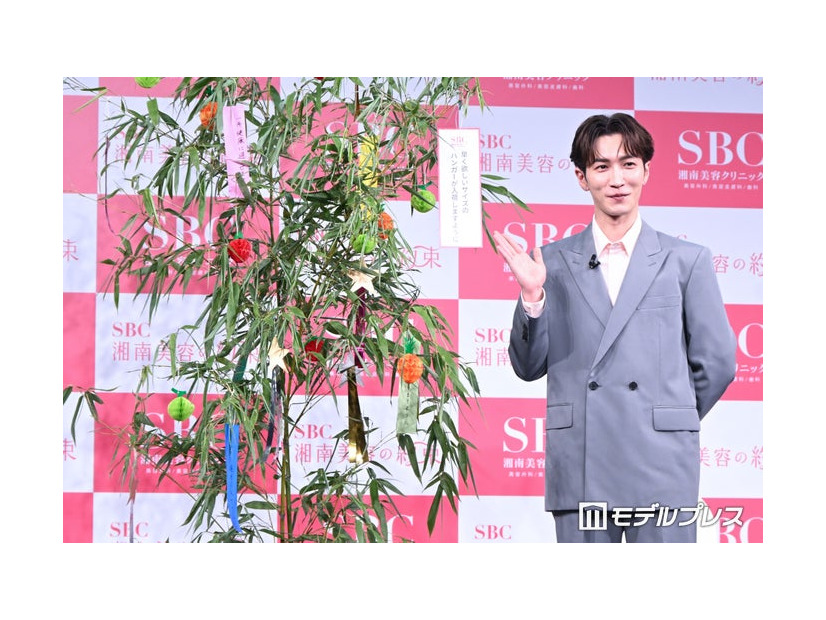 家にハンガーが1つもないため服がかけられない渡辺翔太（C）モデルプレス