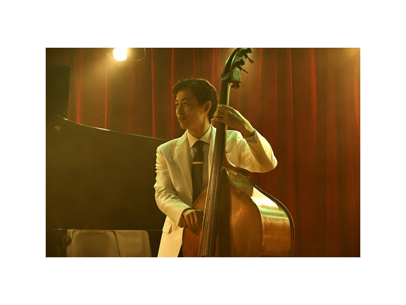 ウッドベース：須川崇志／『SUKIYAKI 上を向いて歩こう』© 2026 映画「SUKIYAKI 上を向いて歩こう」製作委員会