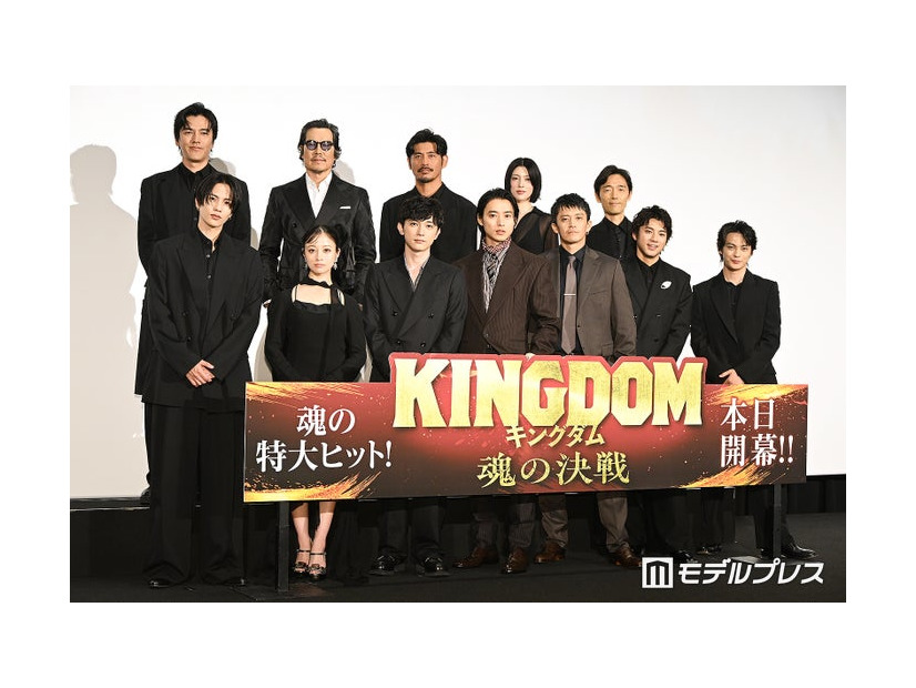 （下段左から）志尊淳、橋本環奈、吉沢亮、山崎賢人、小栗旬、山田裕貴、神尾楓珠（上段左から）要潤、豊川悦司、坂口憲二、三吉彩花、佐藤信介監督（C）モデルプレス