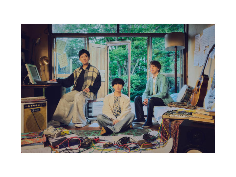 sumikaと幾田りらが共演した「赤春花 feat. 幾田りら」MV公開が決定。息の合った演奏シーンにも注目