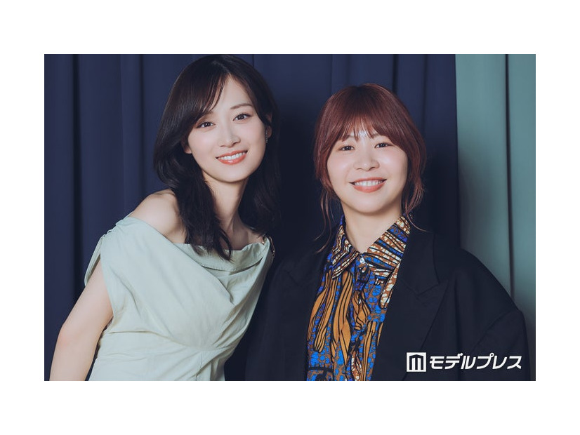 モデルプレスのインタビューに応じた山下美月、加納愛子（C）モデルプレス