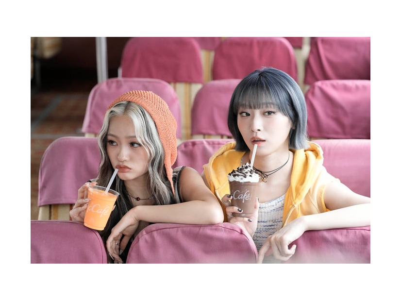YURI、JISOO「マックに甘いの飲みにこない？リニューアル」篇（提供写真）