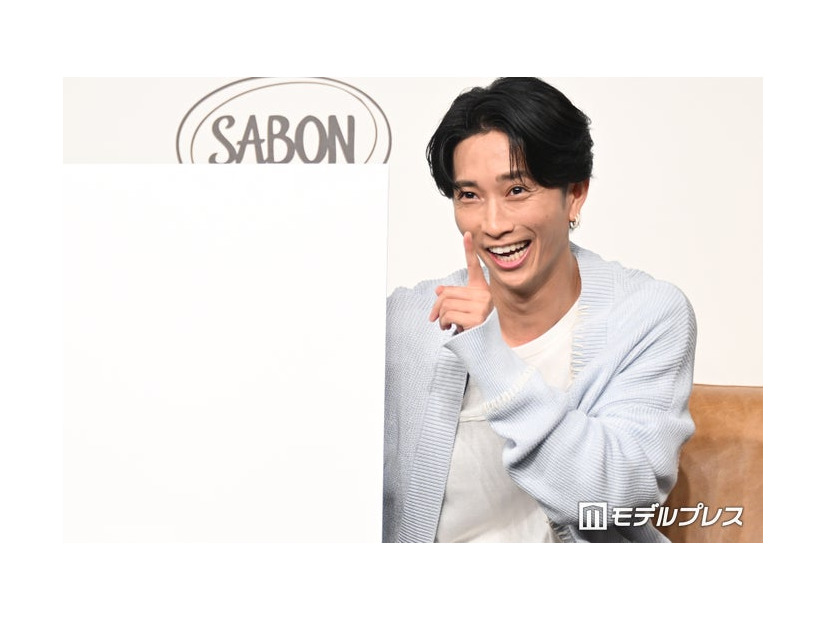 フリップ披露で白紙を見せ「ビビったべ」と報道陣にいたずらを仕掛ける田中樹（C）モデルプレス