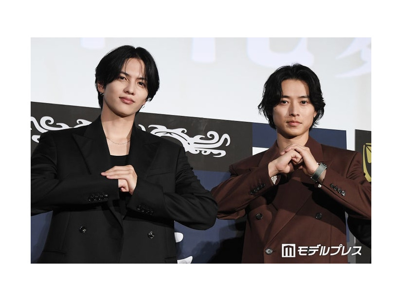 互いを称えあった志尊淳と山崎賢人（C）モデルプレス