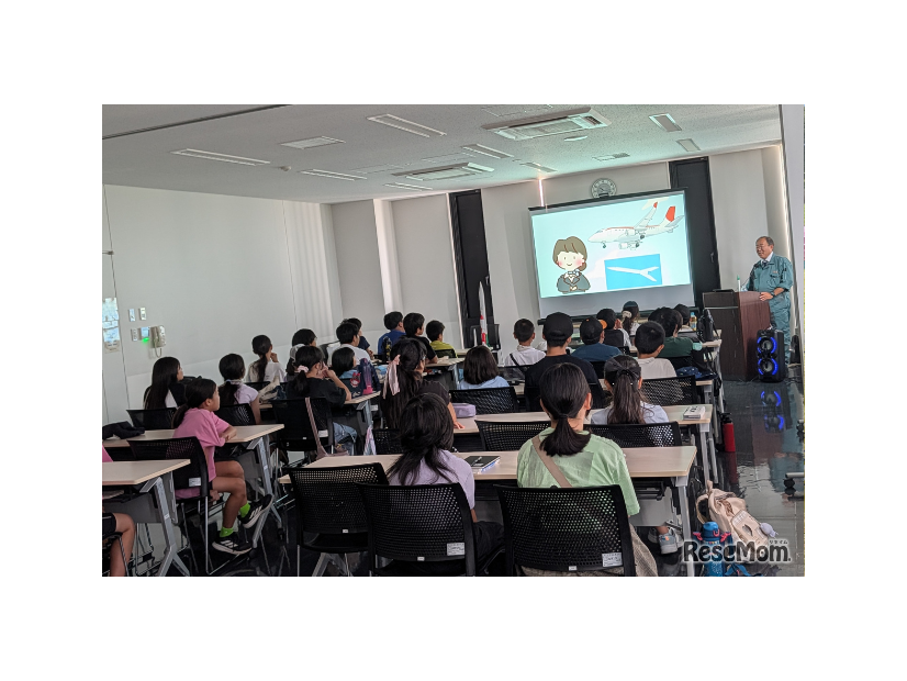 真剣な表情で講演をきく子供たち