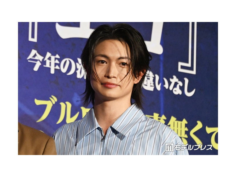 台本になかった演出が採用された綱啓永（C）モデルプレス