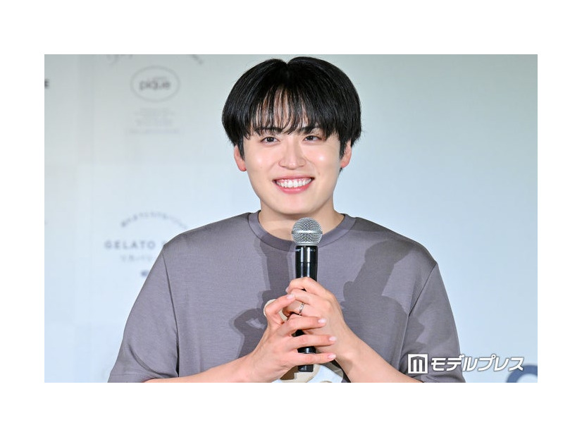 左手薬指に指輪を光らせた池田直人（C）モデルプレス