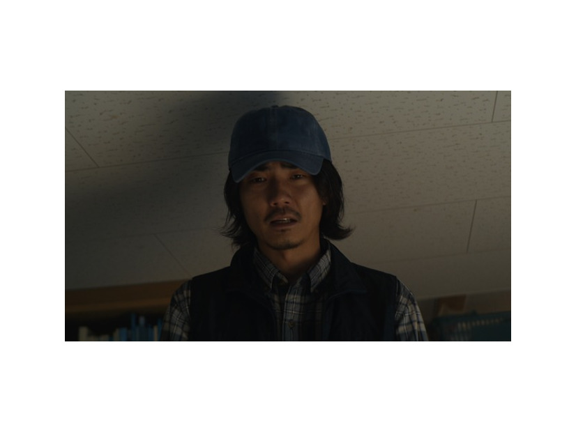 『見えない娘 THE INVISIBLES』生まれつき透明人間である三女・ひかり（鈴木凜子）と会話する学