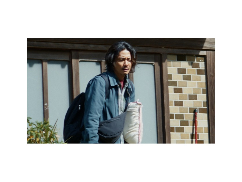 『見えない娘 THE INVISIBLES』三姉妹と東京へ旅に出ることになり、足取りが重そうな学