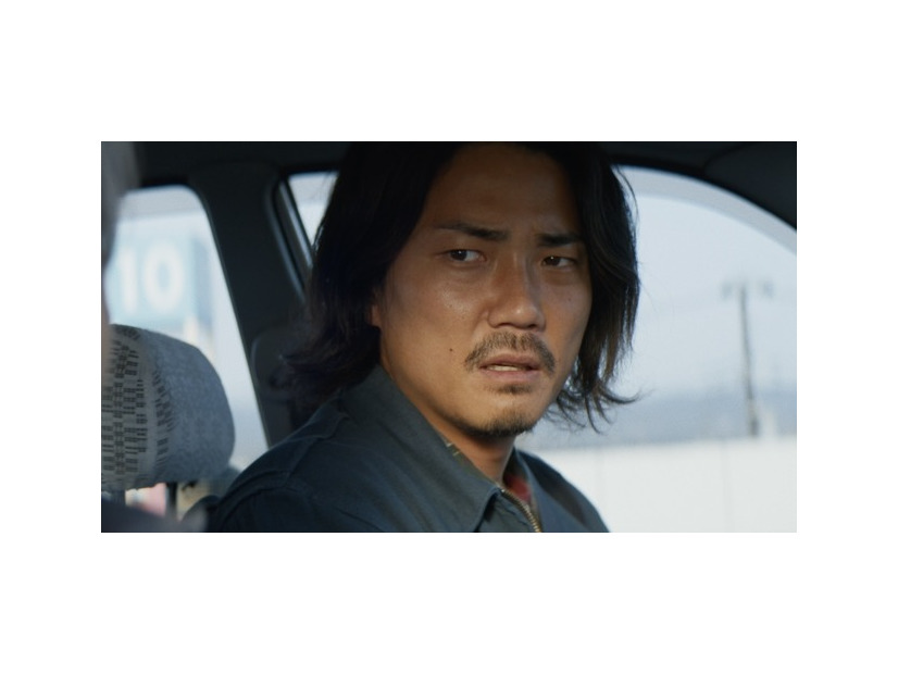 『見えない娘 THE INVISIBLES』ただならぬ警戒心でタクシー運転手を見つめる学
