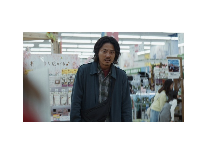『見えない娘 THE INVISIBLES』前のレジが進まず、じわじわとシビれを切らす学