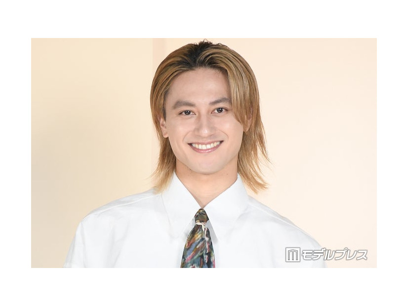 昨晩、裸のままソファで3時間寝落ちした小島健（C）モデルプレス