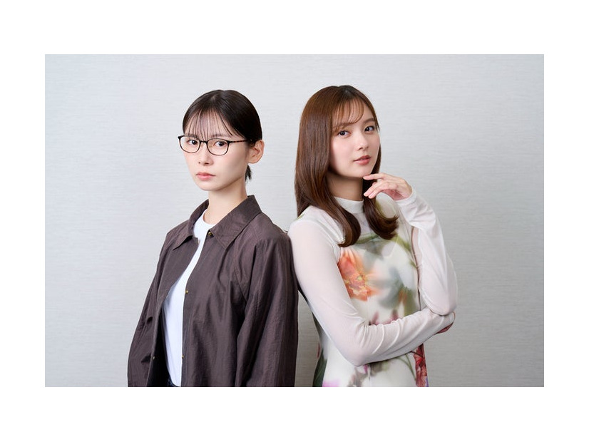 朝日奈央、新川優愛（C）「妻を引退します」製作委員会