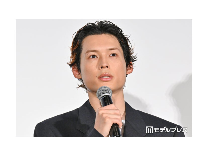 『白鳥とコウモリ』公開前夜祭舞台挨拶に登壇した松村北斗（C）モデルプレス