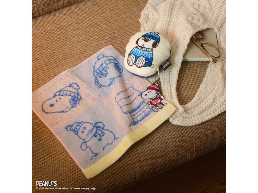 ミニタオル ￥1,100、ポケットウォーマー ￥2,420／© 2026 Peanuts Worldwide LLC