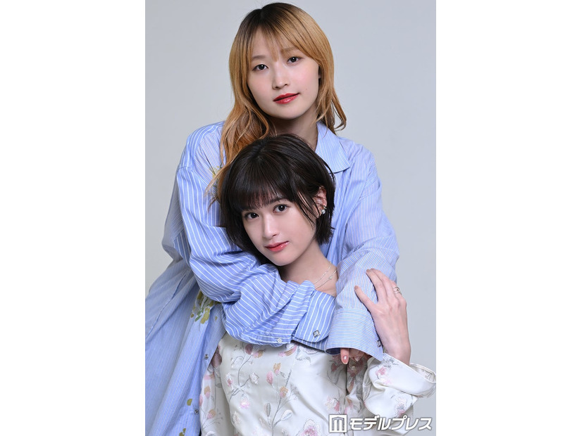 モデルプレスのインタビューに応じた鞘師里保、小西桜子（C）モデルプレス