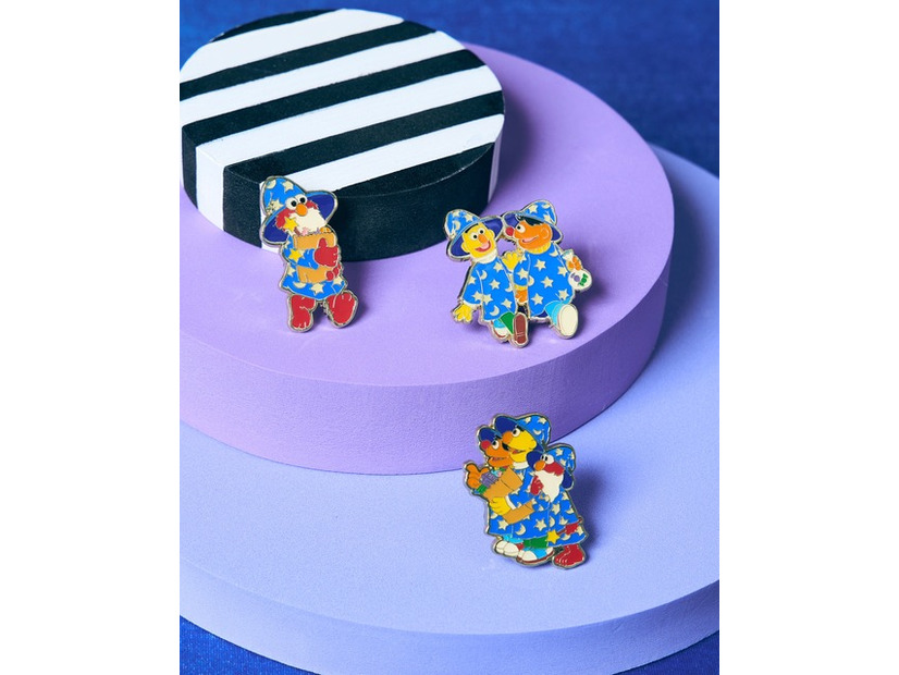 ピンズ（左より：レッド（エルモ）、イエロー（アーニー&バート）、ミックス（エルモ&アーニー&バート））　全3種／￥1,760