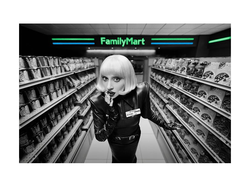 レディー・ガガ／「ファミマではたらく？」篇より（提供写真）