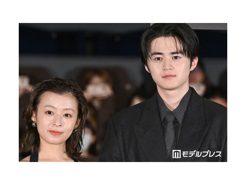 「藁にもすがる獣たち」公開初日舞台挨拶に出席した鈴鹿央士、森七菜（C）モデルプレス