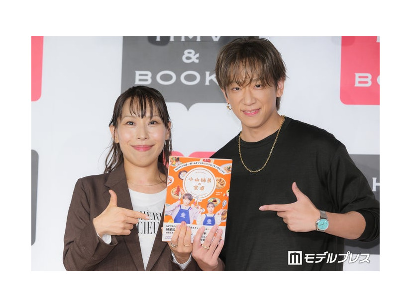 「NEWS 小山慶一郎×みきママの超簡単おうちごはんレシピ 小山姉弟の食卓」発売記念イベントに出席したみきママ、小山慶一郎（C）モデルプレス