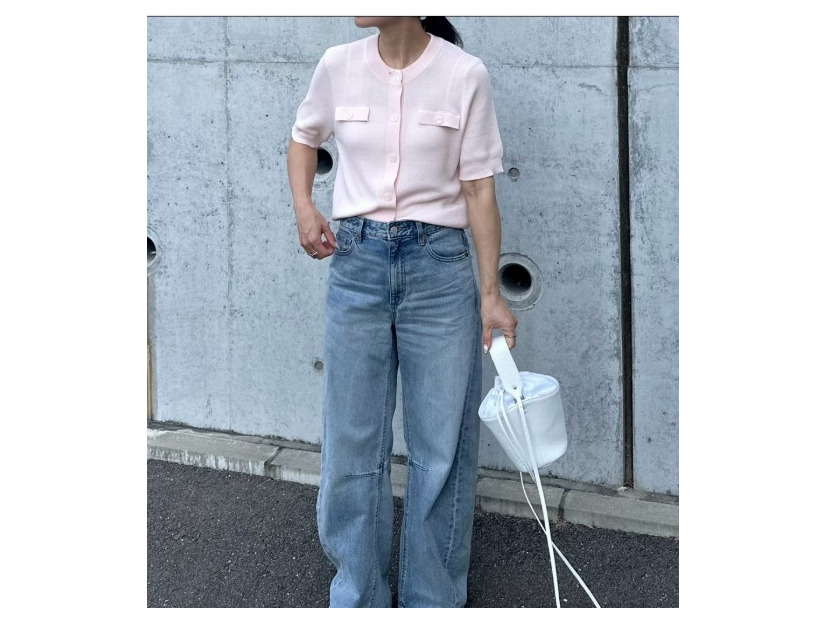 甘いピンクをデニムと合わせて大人仕様に。新鮮な色使いで遊ぶ華やかスタイル【40代の毎日コーデ】