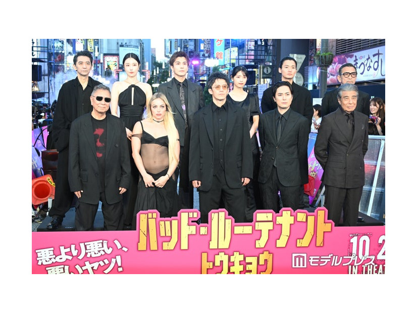 （上段左から）村上淳、向里祐香、岩田剛典、西野七瀬、野村周平、中野英雄（下段左から）三池崇史監督、リヴ・モーガン、小栗旬、間宮祥太朗、舘ひろし（C）モデルプレス