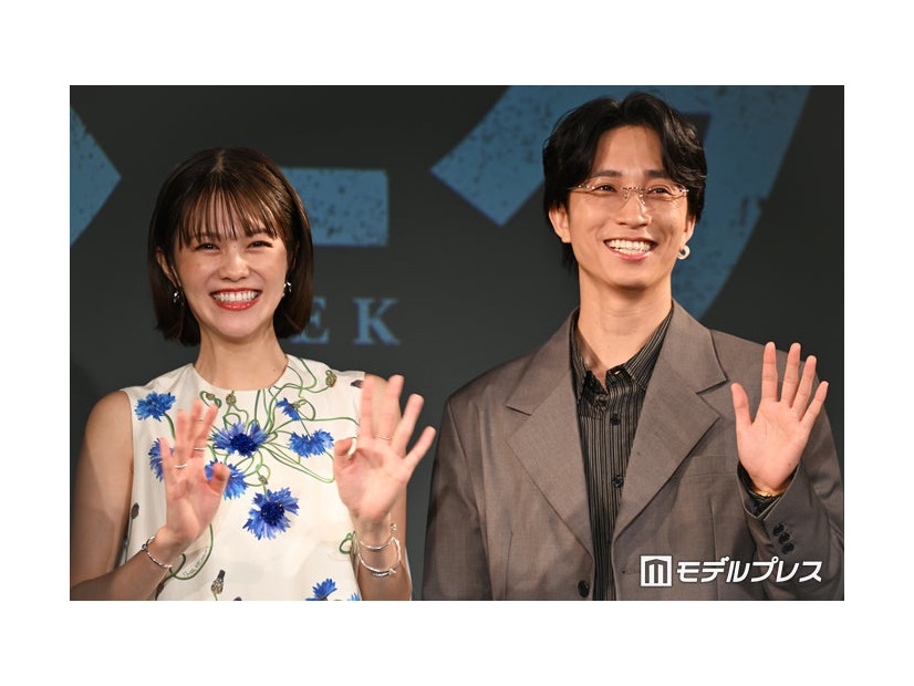 志田彩良（左）を“ママ”と呼ぶ田中樹（右）（C）モデルプレス