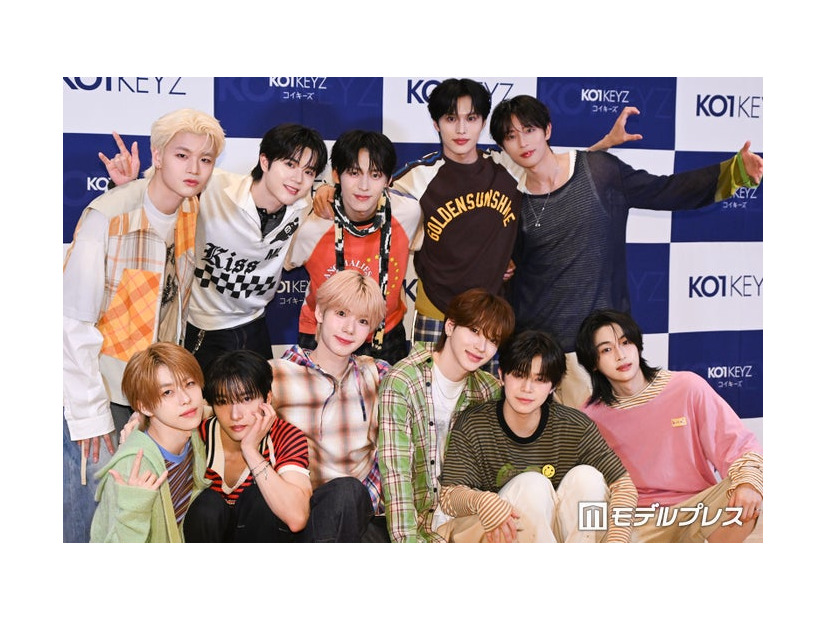 YUKIの場所をあけるRYOGAとYUKIとハートを作るYURA／KO1KEYZ（後列）RYUJI、ISSA、SHINHAENG、YURA、RYOGA（前列）TOWA、SIYOUNG、YOSHIKI、DAIKI、KOSUKE、KEITO（C）モデルプレス