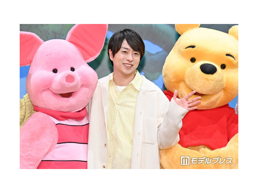 ピグレット＆プーに挟まれる櫻井翔（C）モデルプレス